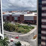 Suíte luxo com tela de cinema no América Towers Studio Residence