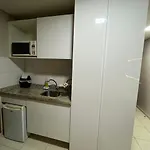 Suíte luxo com tela de cinema no América Towers Studio Residence